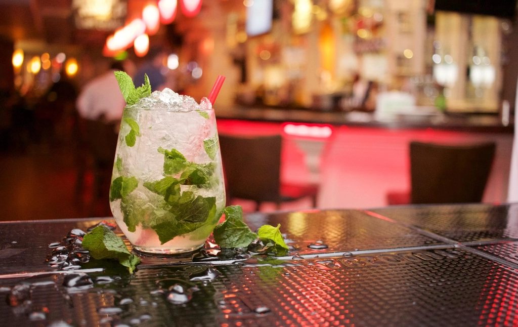 Cocktail servi dans un bar à Nice
